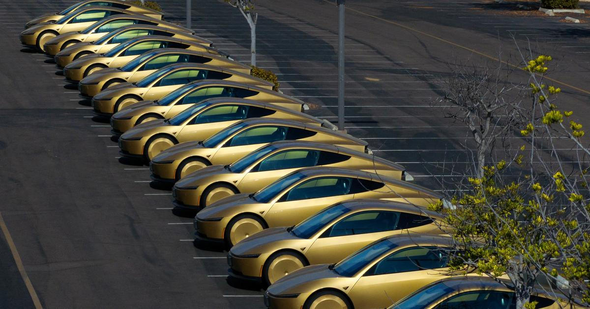 Tesla bez volantu je prý skoro nepoužitelná. I tak do ní Musk za pár dnů posadí zákazníky