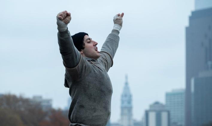 Anthony Ippolito jako herec Sylvester Stallone ve filmu Já, Rocky (2026). Vítězné gesto s rukama nad hlavou se stalo ikonickým.