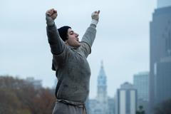 Anthony Ippolito jako herec Sylvester Stallone ve filmu Já, Rocky (2026). Vítězné gesto s rukama nad hlavou se stalo ikonickým.