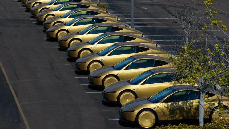 Flotila automobilů Tesla Cybercab.
