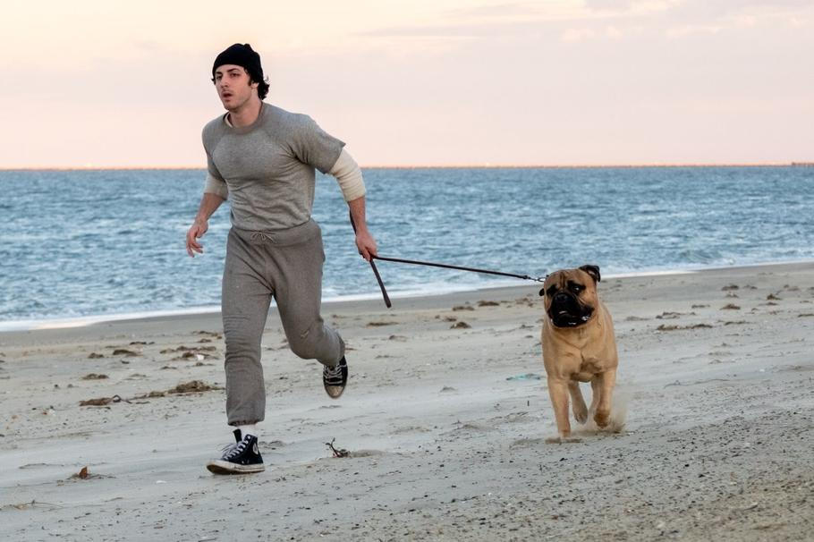 Anthony Ippolito jako herec Sylvester Stallone ve filmu Já, Rocky (2026).