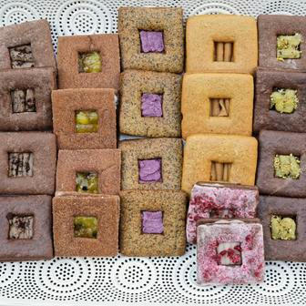 Knofle nabízejí v malém kousku chutě velkého dezertu, jejich krásné barvy jsou přitom jen jen z použitých surovin.