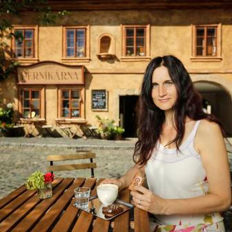 Perníkárna sídlí v domě z roku 1620, který býval městskou fortnou. Dnes tu místo vybírání mýta prodávají perníky.