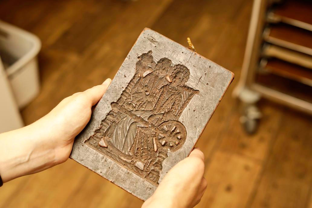 Stará forma na vytlačované perníky je součástí mini expozice. Konkrétně tahle byla vyrytá do vosku.