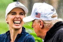 Prezident Donald Trump se svou osobní asistentkou  Natálií Harpovou na golfu.