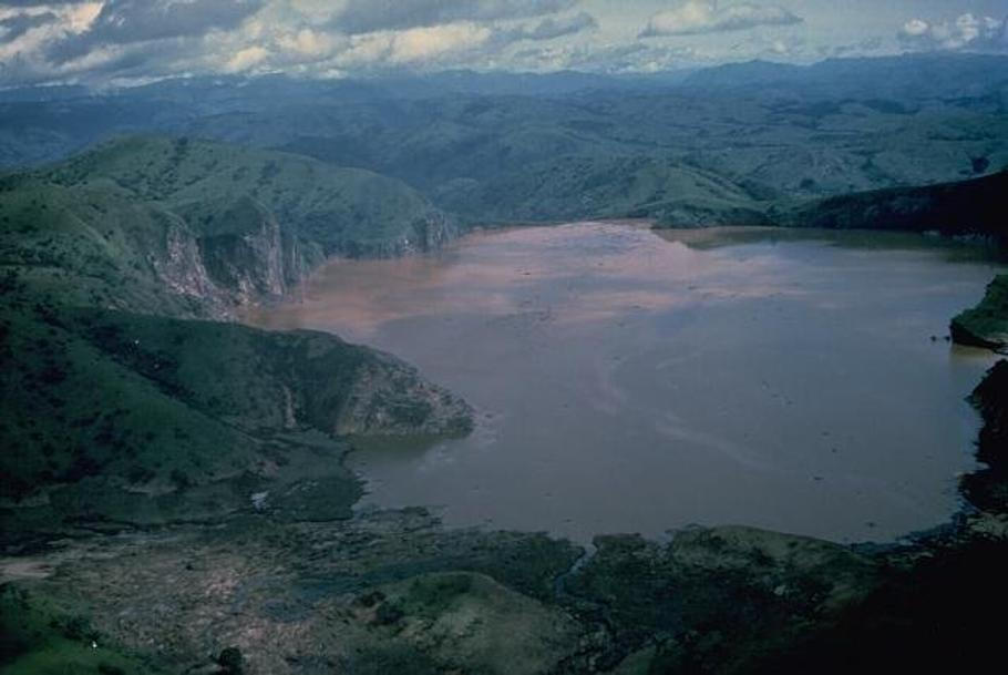 Jezero Nyos v Kamerunu na snímku z roku 1986. V srpnu téhož roku se z jeho hlubokých vrstev náhle uvolnilo obrovské množství oxidu uhličitého. Katastrofa připravila o život 1746 lidí.