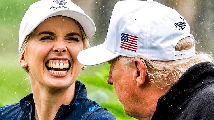 Prezident Donald Trump se svou osobní asistentkou  Natálií Harpovou na golfu.