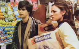 Robby Benson a Kim Cattrallová ve filmu Hold (1980).
