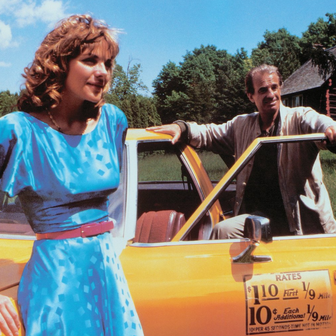 Kim Cattrallová s Jean-Paulem Belmondem ve filmové krimi komedii Bezva finta (1985).
