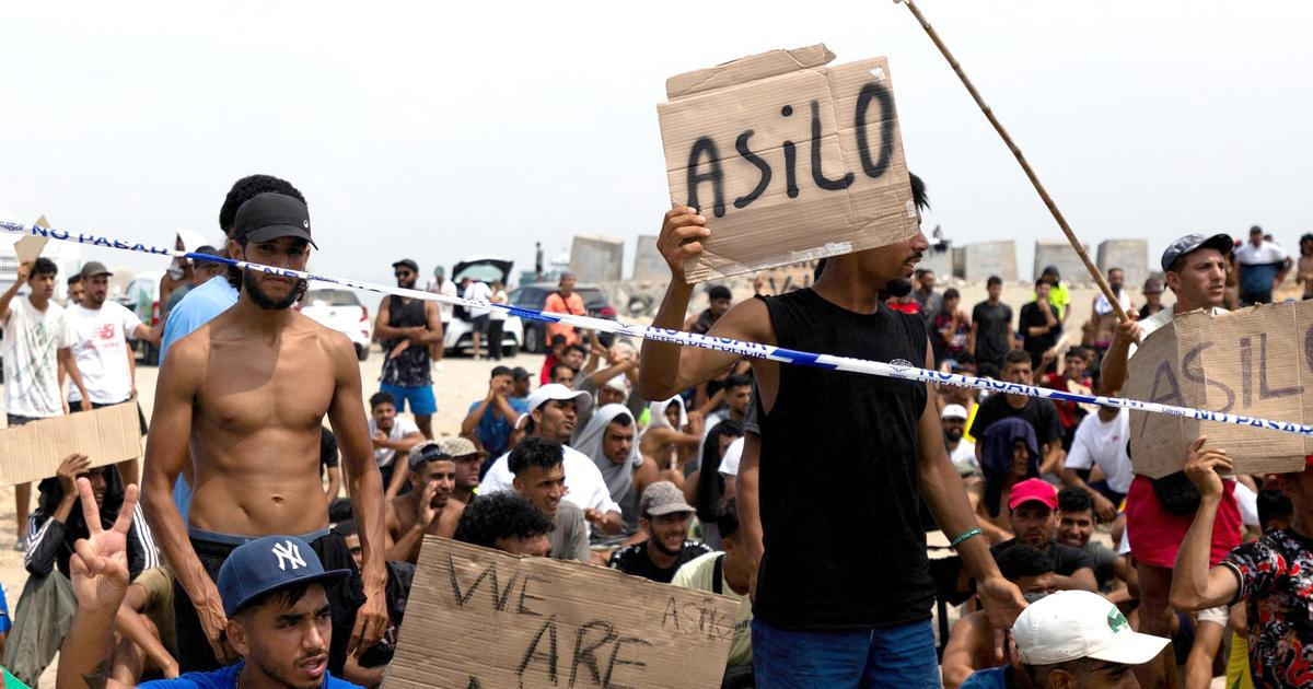 Bitky, mešita i znásilnění. Policie stěhuje tisíce migrantů z pláže v Ceutě