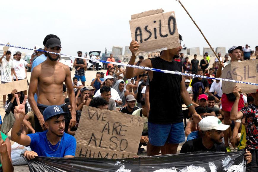 Divoký den v Ceutě. Brutální útok migrantů na neozbrojené vojáky zažehnul jiskru