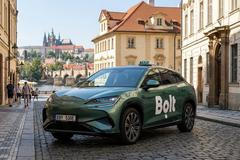 Čínský elektromobil BYD Seal jako taxi Bolt. Vygenerováno pomocí AI Gemini