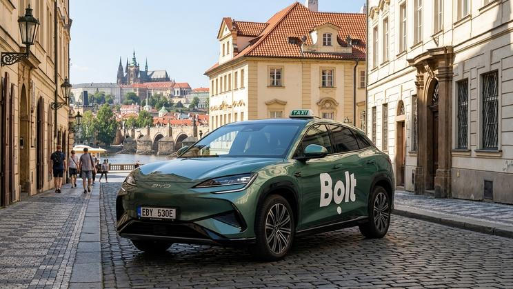 Čínský elektromobil BYD Seal jako taxi Bolt. Vygenerováno pomocí AI Gemini