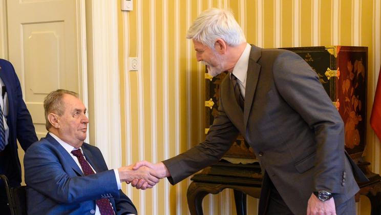Miloš Zeman už dvakrát usedl na Hradě. Teď připouští, že by se pokusil o třetí mandát – tentokrát by musel porazit Petra Pavla.