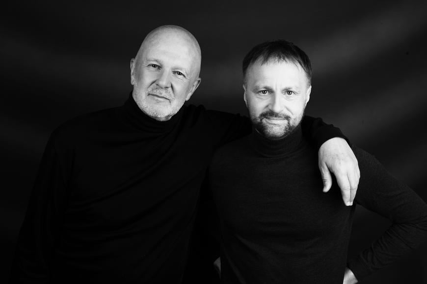 V kouři zahalená píseň Doba je divná předznamenává autorské album Soukupa a Zimy