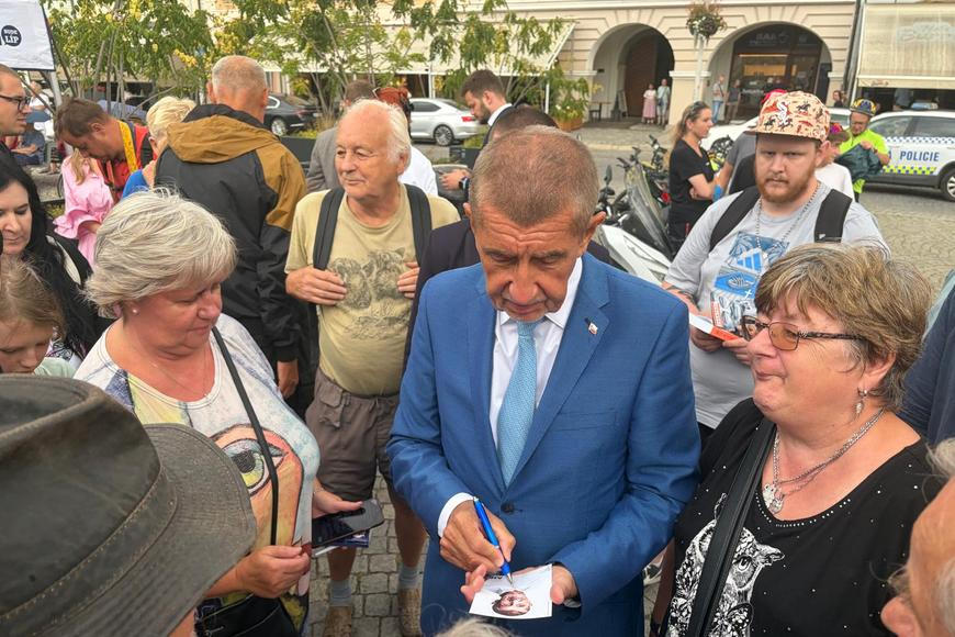 ANO na jihu: Pískot i skandování estébák. Babiš mluvil o „dvou miliardách v pr*deli“