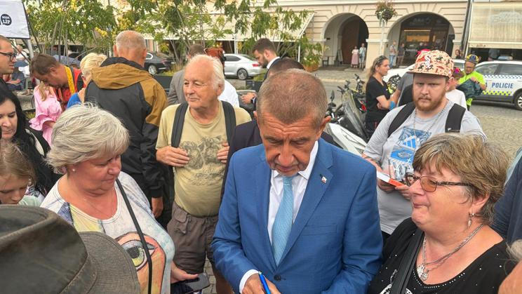 Premiér Andrej Babiš v hloučku příznivců při příchodu na akci v centru Českých Budějovic. 