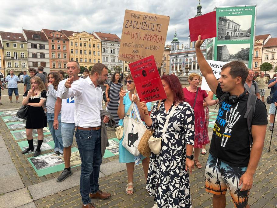 Šéf Babišovy komunikace Martin Vodička v debatě s protestujícími.