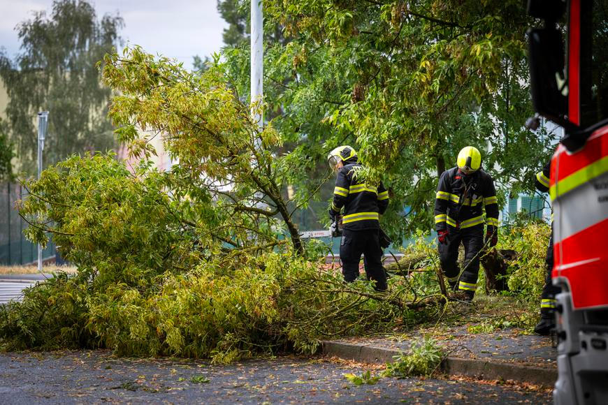 Po bouřkách na jihu Moravy je bez elektřiny zhruba 4500 odběrných míst