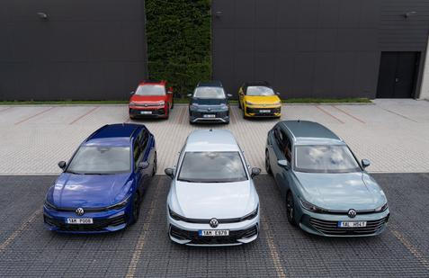 Volkswagen na český trh uvedl akční nabídku Family, týkající se modelů Golf, Golf Variant, Passat Variant, T-Roc, Tiguan a Tayron. Jde o kombinaci cenového zvýhodnění a výbavy navíc. Nabízí se verze Family, vycházející z běžného stupně Life, a R-Line Family, vycházející ze stupně R-Line.