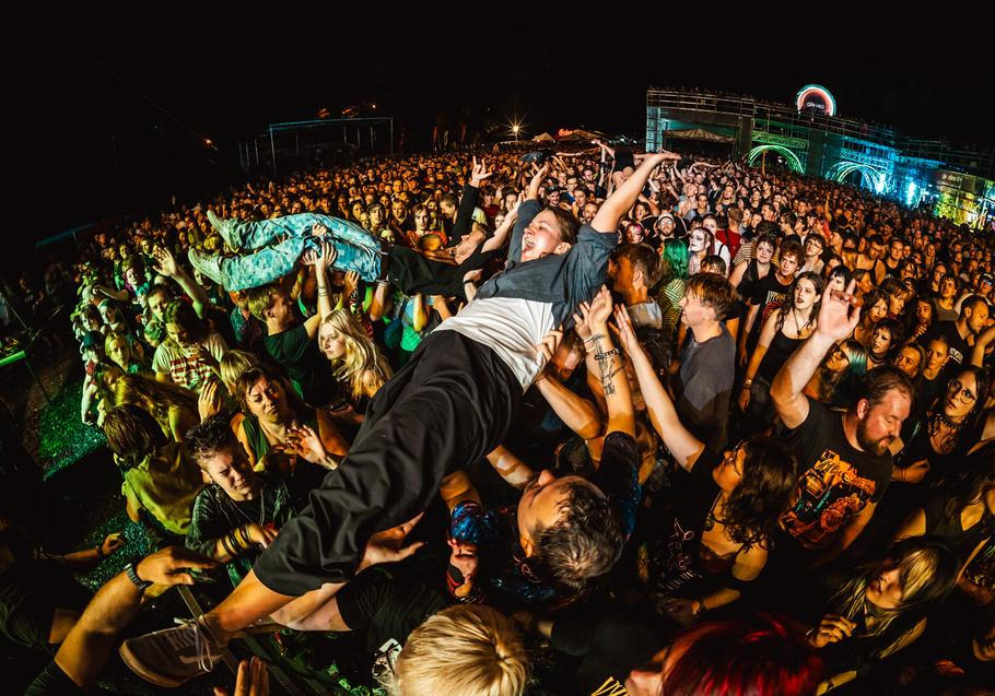 Na čtvrtečním koncertě Vypsané fixy nechyběl ani crowdsurfing.