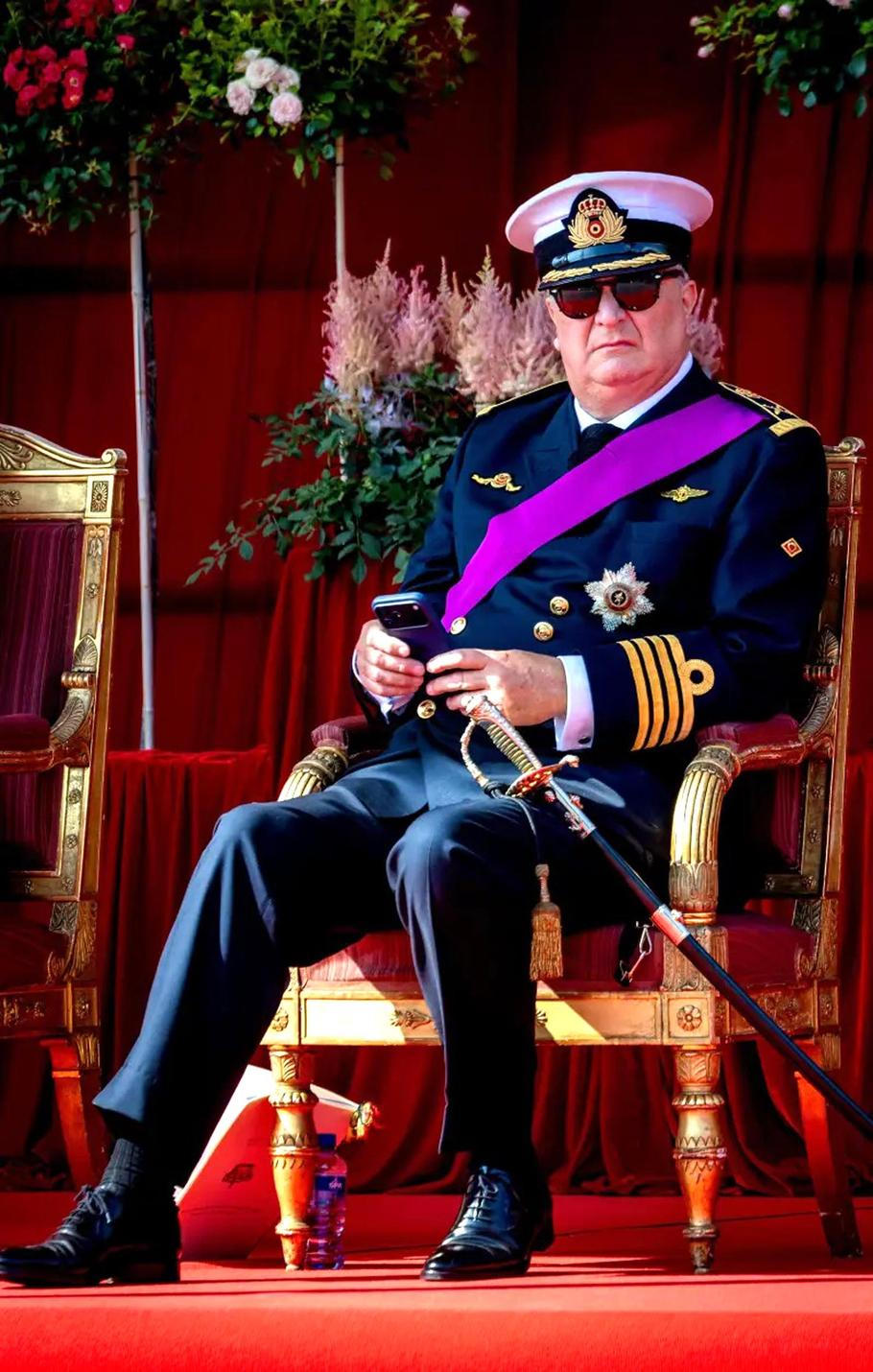 Belgický princ Laurent ve vojenské uniformě.