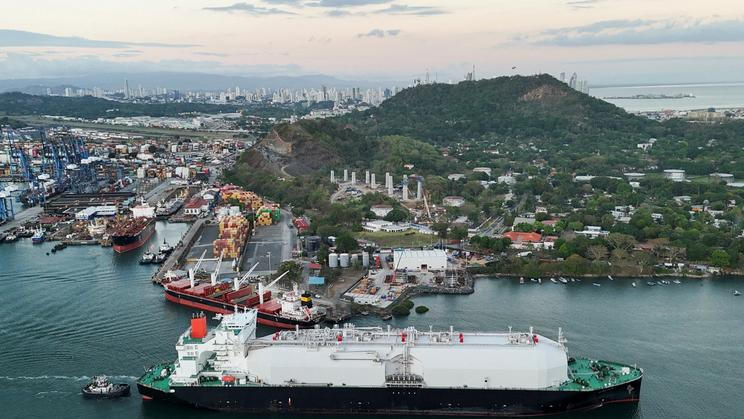 FILE PHOTO: Panama Canal to cap daily transits, anticipating severe El Niño