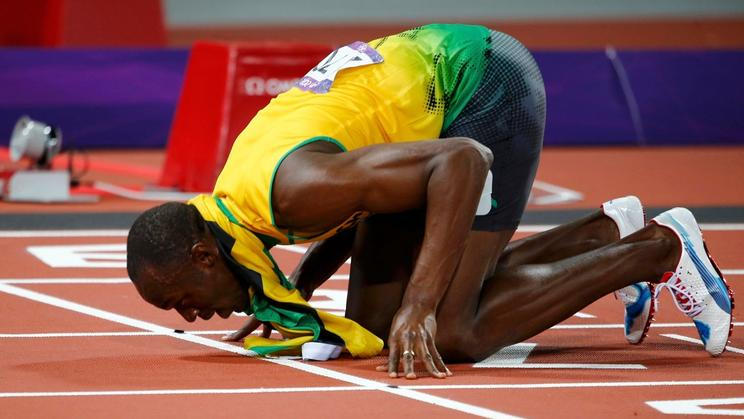 Jamajský sprinter Usain Bolt slaví vítězství ve sprintu na 200 metrů na OH 2012 v Londýně.