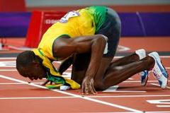 Jamajský sprinter Usain Bolt slaví vítězství ve sprintu na 200 metrů na OH 2012 v Londýně.