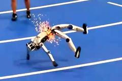 Humanoidní robot během tréninku na  „olympiádu humanoidních robotů“ skočil v jiskrách na zemi.