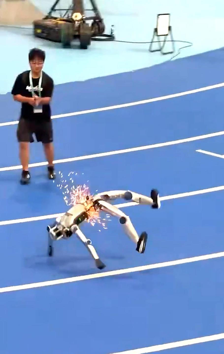 Humanoidní robot během tréninku nedokázal zastavit a skončil v nekontrolovatelném pádu. 