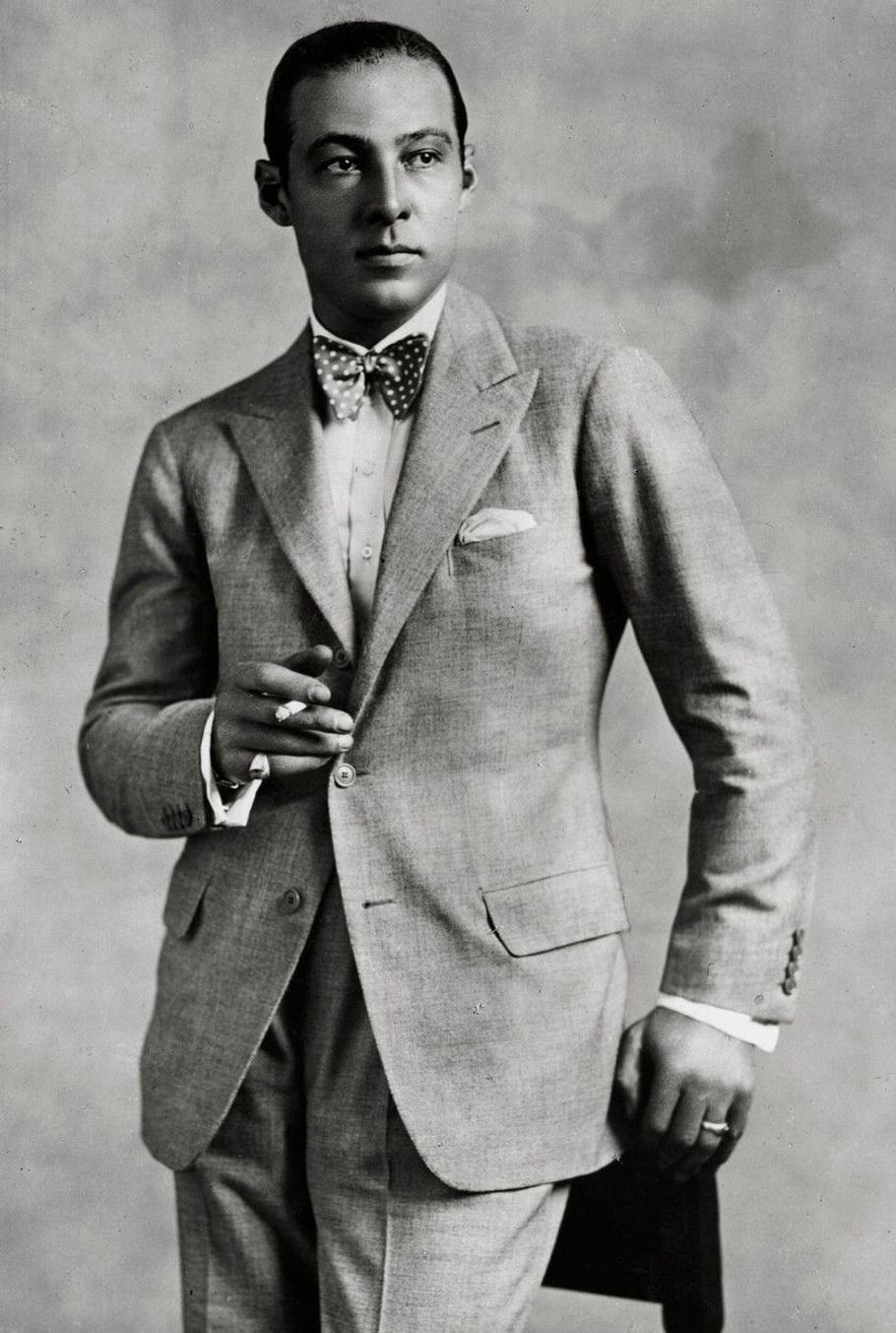 Herec Rudolph Valentino byl prvním představitelem typu romantického a vášnivého milovníka exotického vzhledu (latino lover) s uhrančivým pohledem tmavých očí. Jeho krátkou kariéru ukončila předčasná smrt.