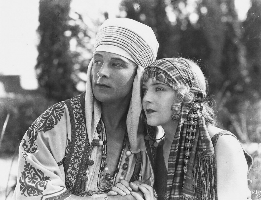 Rudolph Valentino jako Ahmed a Vilma Bánky v dobrodružném dramatu Šejkův syn (1926).