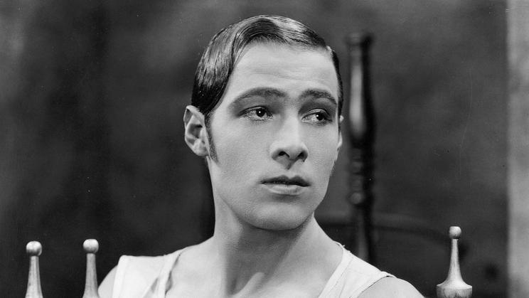Rudolph Valentino v romantickém dramatu Krev a písek (1922), kde si zahrál španělského matadora.