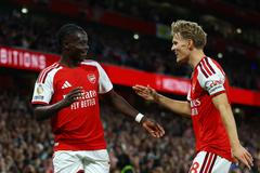 Bukayo Saka a Martin Ödegaard slaví gól Arsenalu v zápase proti Coventry