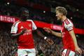 Bukayo Saka a Martin Ödegaard slaví gól Arsenalu v zápase proti Coventry