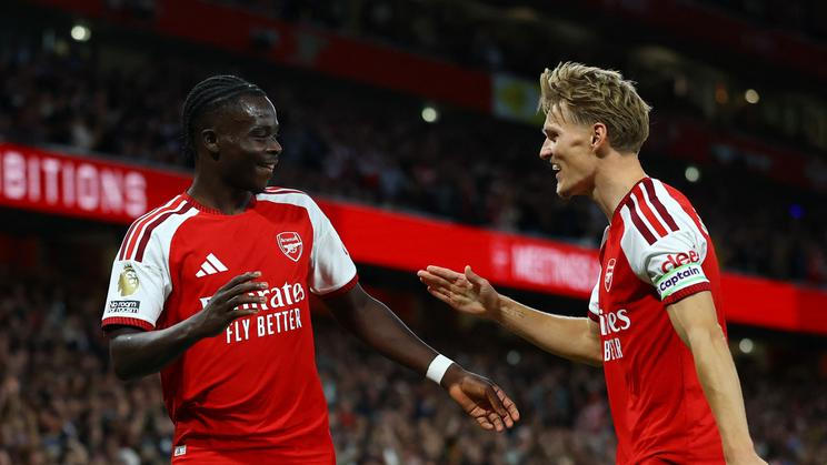 Bukayo Saka a Martin Ödegaard slaví gól Arsenalu v zápase proti Coventry