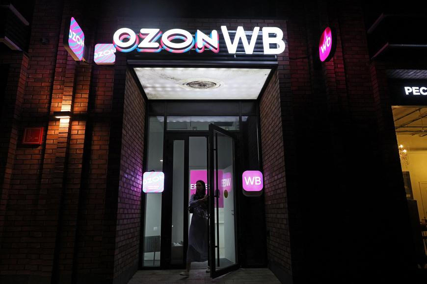 Ukrajinci mají na mušce další „škodnou“. Zaútočili na sklady ruského gigantu Ozon