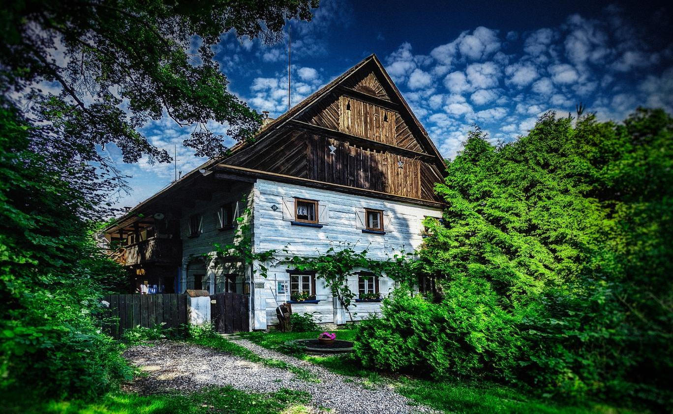 Zvenku romantika s patinou, jako z filmu pro pamětníky, uvnitř luxus, za který by se nestyděl ani pětihvězdičkový hotel.