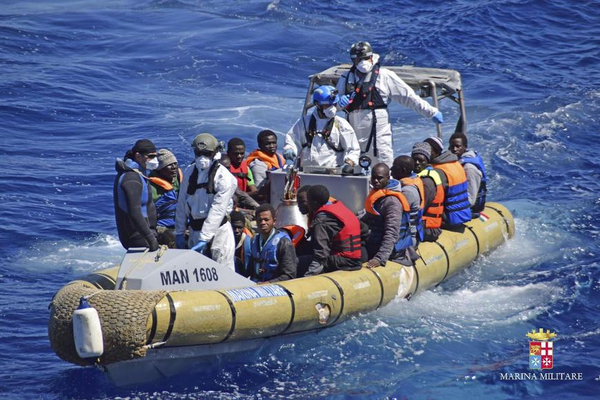 Nejméně 13 Tunisanů se pohřešuje po potopení lodi s migranty u tuniských břehů