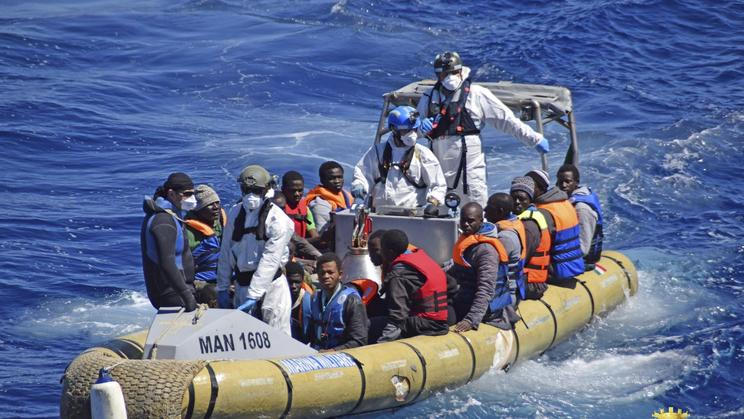 Migranti na člunu u italských břehů. Ilustrační foto
