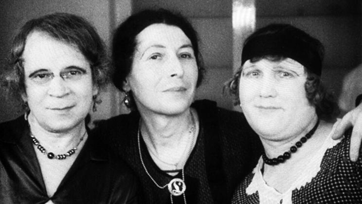 Fotografie Dory Richterové (vpravo), Toni Ebelové (vlevo) a Charlotte Charlaqueové z období kolem roku 1933. Tyto tři trans ženy se seznámily v berlínském institutu sexologie.