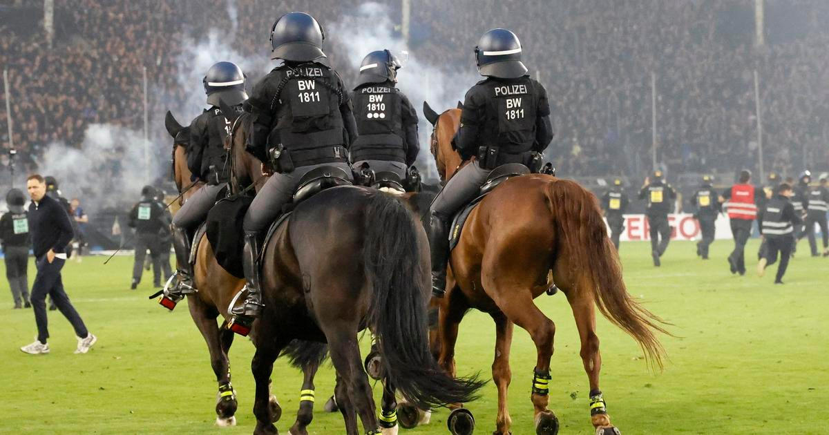 Místo fotbalu bojová zóna. V Mannheimu létaly petardy a zasahovali policisté na koních