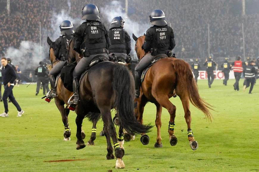 Místo fotbalu bojová zóna. V Mannheimu létaly petardy a zasahovali policisté na koních