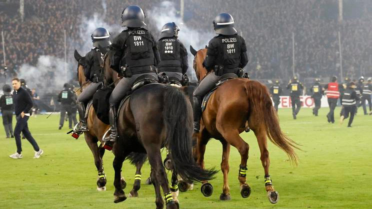 Proti výtržníkům museli v Mannheimu zasahovat i policisté na koních