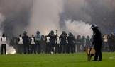 Zápas Německého poháru skončil střetem rowdies s policií