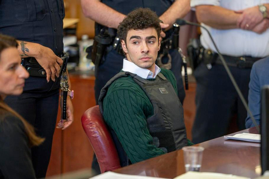 Luigi Mangione, obviněný z vraždy generálního ředitele americké pojišťovny Briana Thompsona, u Nejvyššího soudu na Manhattanu při soudním jednání v New Yorku dne 21. února 2025.