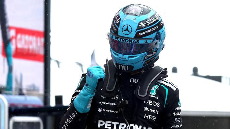 George Russell z Mercedesu slaví triumf ve sprintu na VC Nizozemska F1