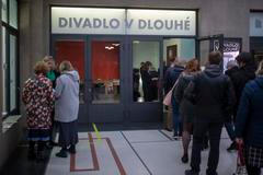 DIVADLO V DLOUHÉ UVADĚČKA NA ZKOUŠKU