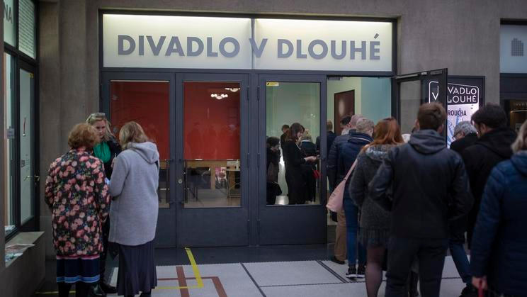DIVADLO V DLOUHÉ UVADĚČKA NA ZKOUŠKU
